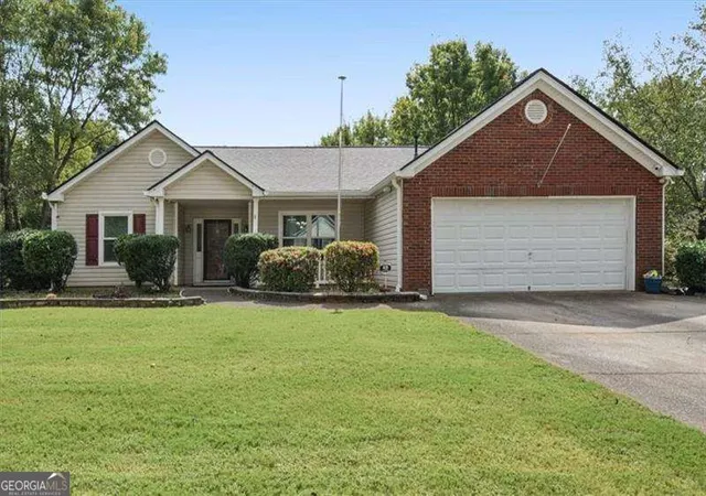 Photo 2 of Single family home for sale at 33 Glenabbey Dr Nw, Cartersville, GA 30120 | MLS# 10852511 | Listing updated on 2026-10-08