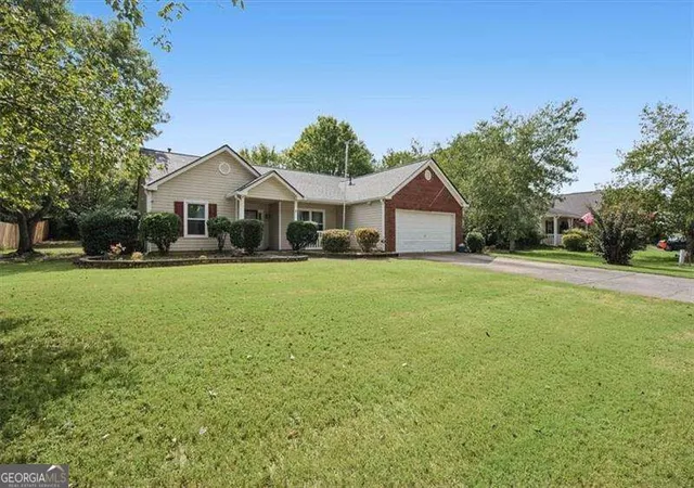 Photo 3 of Single family home for sale at 33 Glenabbey Dr Nw, Cartersville, GA 30120 | MLS# 10852511 | Listing updated on 2026-10-08