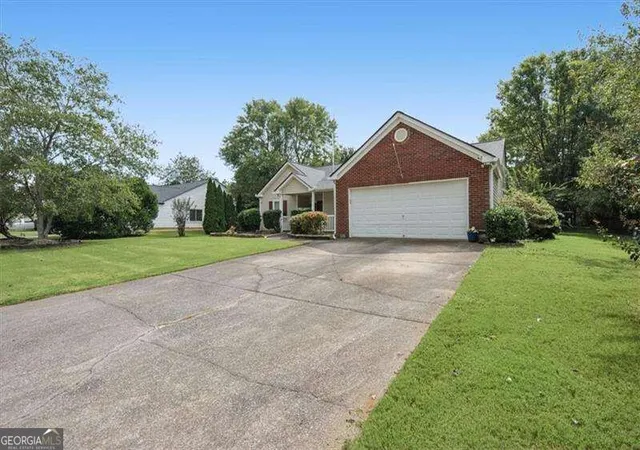 Photo 3 of Single family home for sale at 33 Glenabbey Dr NW, Cartersville, GA 30120 | MLS# 10852511 | Listing updated on 2026-10-08