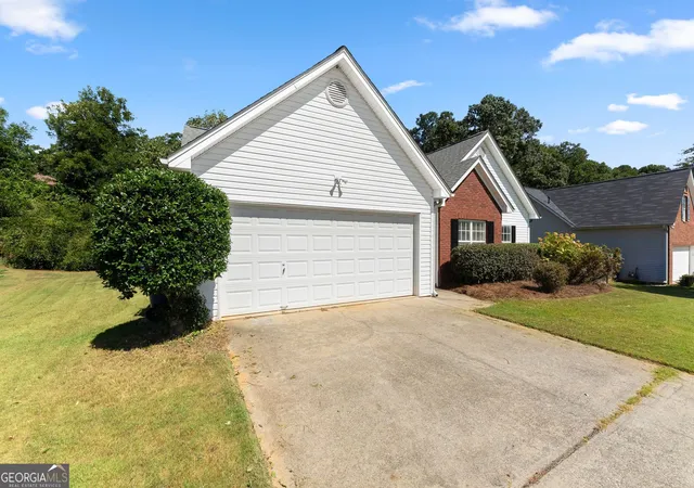 Photo 2 of Sale Pending at 302 Shenandoah Cir, Winder, GA 30680 | MLS# 10844050 | Listing updated on 2026-09-14