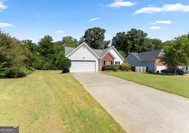 Photo 3 of Sale Pending at 302 Shenandoah Cir, Winder, GA 30680 | MLS# 10844050 | Listing updated on 2026-09-14