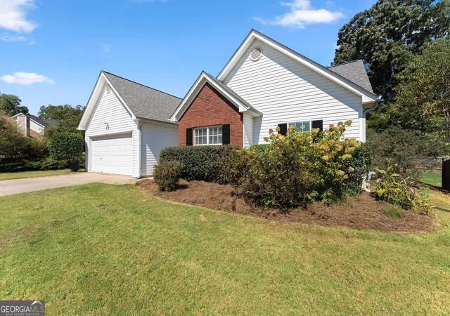 Photo 4 of Sale Pending at 302 Shenandoah Cir, Winder, GA 30680 | MLS# 10844050 | Listing updated on 2026-09-14
