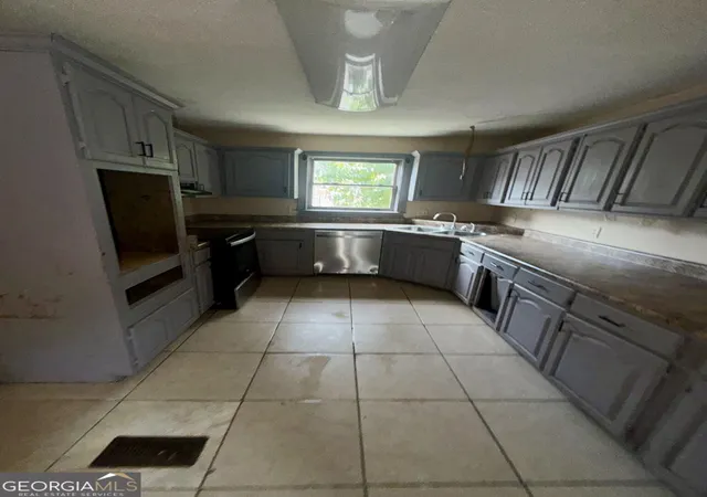 Photo 4 of Single family home for sale at 1557 Walnut St, Macon, GA 31201 | MLS# 10840165 | Listing updated on 2026-09-18