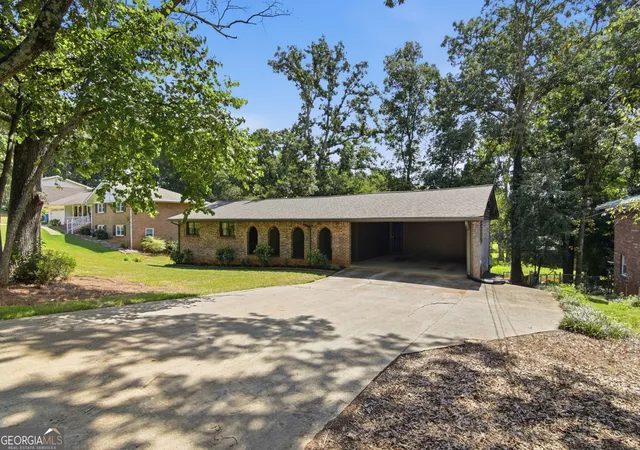 Photo 3 of Sale Pending at 5636 Crestwood Dr, Stone Mountain, GA 30087 | MLS# 10838047 | Listing updated on 2026-09-09