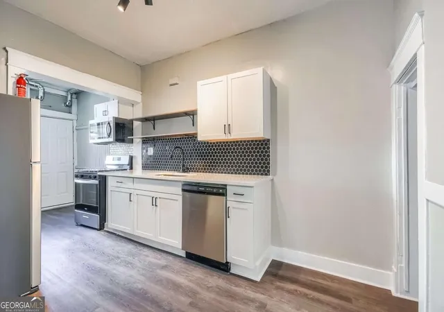 Listing Photo 5 - Condo for sale in building located at 1445 Lucile Ave SW, Atlanta, GA 30310