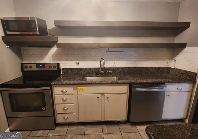 Listing Photo 5 - Condo for sale in building located at 4155 N Gloucester Pl, Atlanta, GA 30341