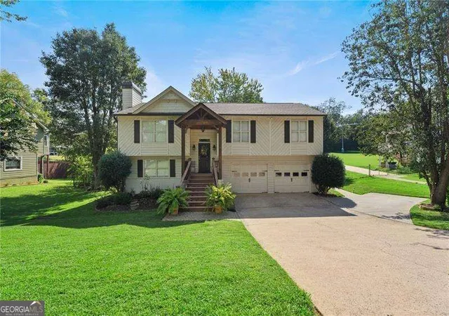 Photo 3 of Single family home for sale at 2555 Morgan Lake Dr Ne, Marietta, GA 30066 | MLS# 10844207 | Listing updated on 2026-09-11