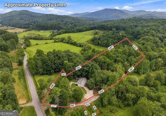 Photo 3 of Single family home for sale at 33 Pigeon Crk Dr, Blue Ridge, GA 30513 | MLS# 10840486 | Listing updated on 2026-09-18