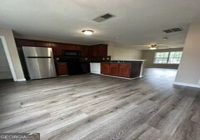 Photo 4 of Townhouse for sale at 500 Jaclyn Cir, Mcdonough, GA 30253 | MLS# 10820781 | Listing updated on 2026-09-20