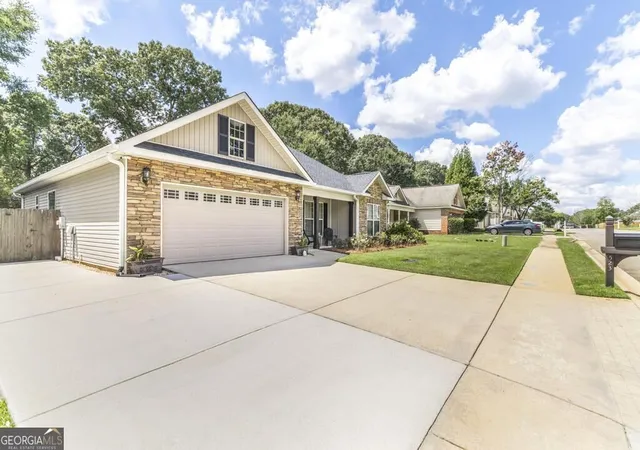 Photo 3 of Sale Pending at 523 Wooden Eagle Trl, Kathleen, GA 31047 | MLS# 10838017 | Listing updated on 2026-09-07