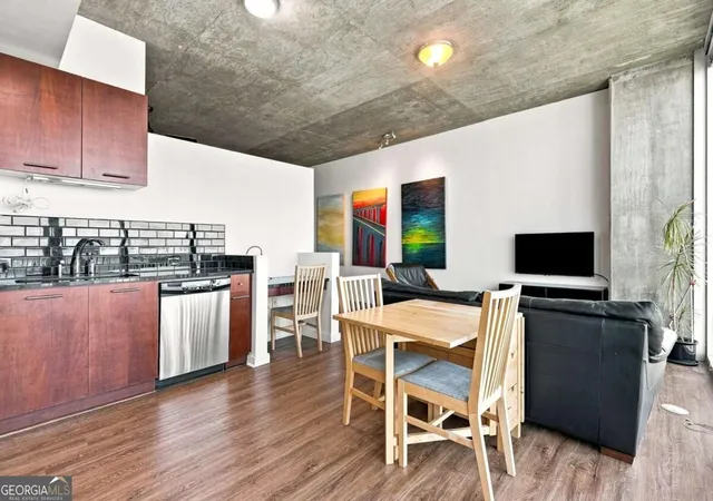 Photo 3 of Condo for sale at 3324 Peachtree Rd NE #2806, Atlanta, GA 30326 | MLS# 10842451 | Listing updated on 2026-09-10