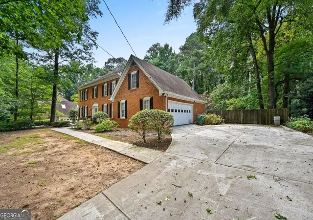 Photo 3 of Single family home for sale at 85 Shadow Lake Dr Sw, Lilburn, GA 30047 | MLS# 10839021 | Listing updated on 2026-09-17