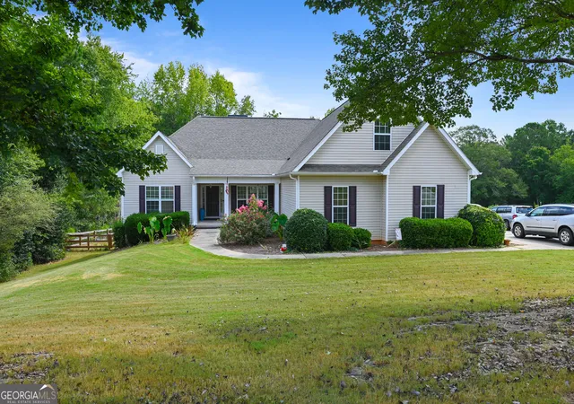 Photo 2 of Single family home for sale at 42 Meadows Ln, Senoia, GA 30276 | MLS# 10845791 | Listing updated on 2026-09-26