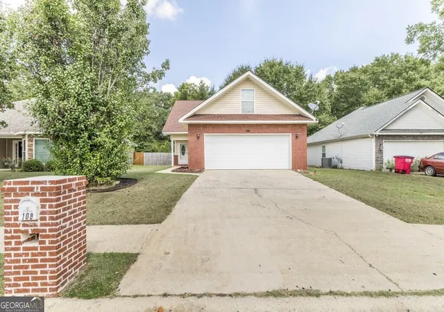 Photo 3 of Single family home for sale at 108 Sunnymeade Dr, Warner Robins, GA 31093 | MLS# 10839295 | Listing updated on 2026-10-15