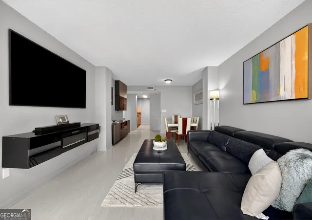 Photo 3 of Condo for sale at 1280 W Peachtree St NW #APT 2708, Atlanta, GA 30309 | MLS# 10846040 | Listing updated on 2026-09-29