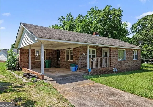 Photo 2 of Single family home for sale at 422 Bartson St, Lavonia, GA 30553 | MLS# 10845255 | Listing updated on 2026-09-27