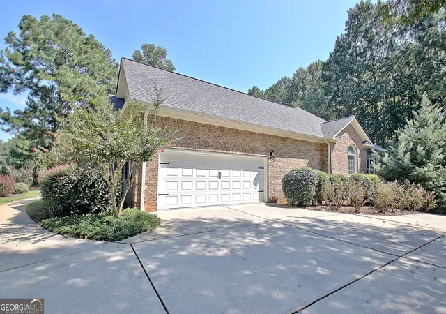 Photo 4 of Single family home for sale at 175 Donegal Dr, Tyrone, GA 30290 | MLS# 10850993 | Listing updated on 2026-10-08
