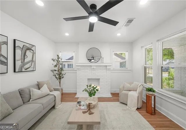 Photo 4 of Sale Pending at 1023 Byron Dr SW, Atlanta, GA 30310 | MLS# 10842548 | Listing updated on 2026-10-08