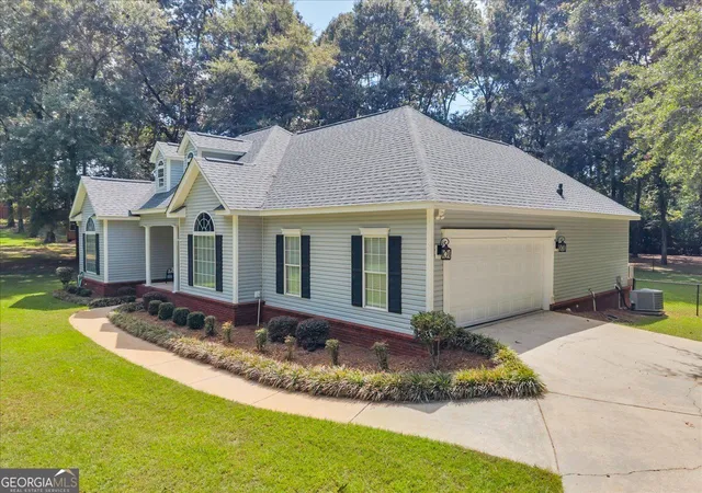 Photo 4 of Single family home for sale at 405 Sleepy Ln, Warner Robins, GA 31088 | MLS# 10851298 | Listing updated on 2026-09-23