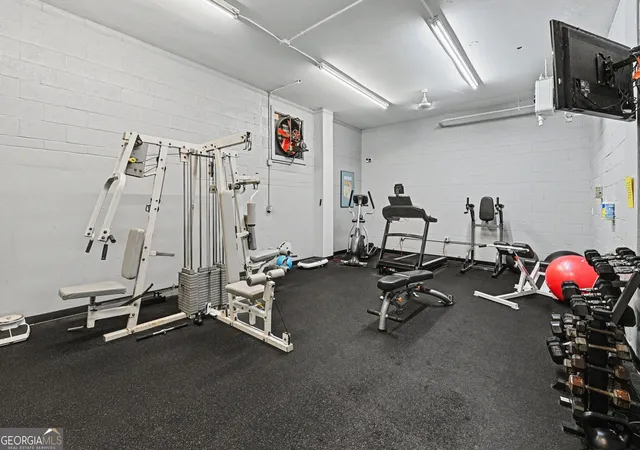 Listing Photo 2 - Condo for sale in building located at 3060 Pharr Ct Nw, Atlanta, GA 30305 - Unit #822