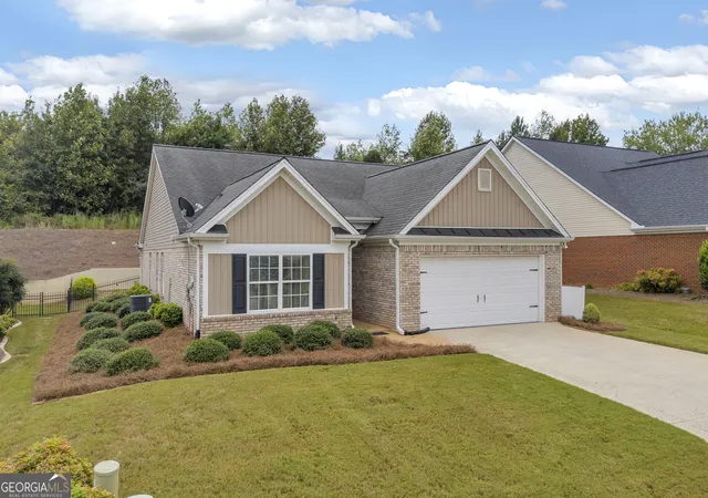 Photo 2 of Single family home for sale at 316 Lakeview Bnd Cir, Jefferson, GA 30549 | MLS# 10848586 | Listing updated on 2026-10-07
