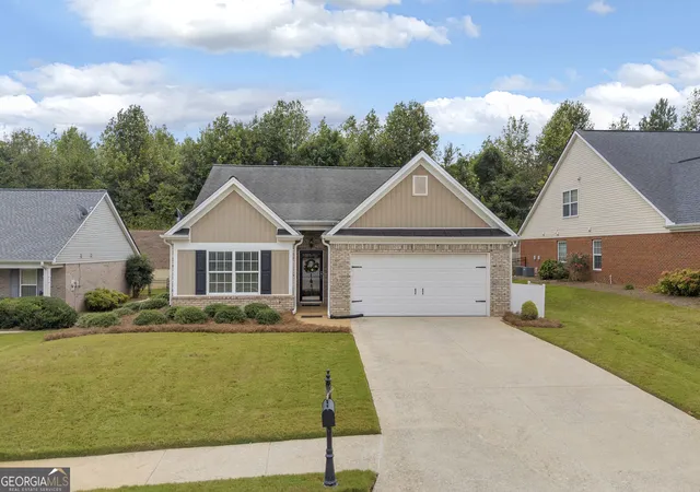 Photo 3 of Single family home for sale at 316 Lakeview Bnd Cir, Jefferson, GA 30549 | MLS# 10848586 | Listing updated on 2026-10-07
