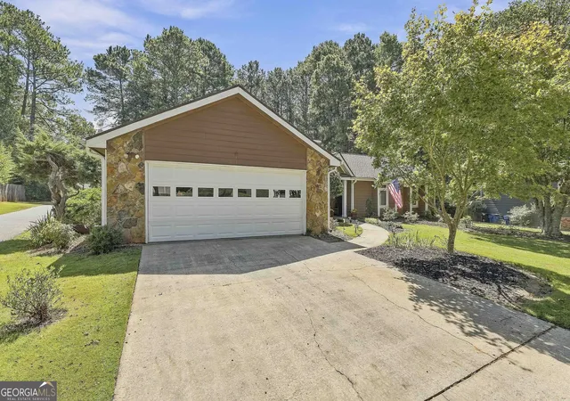 Photo 3 of Sale Pending at 508 Raintree Hl, Peachtree City, GA 30269 | MLS# 10847595 | Listing updated on 2026-09-28