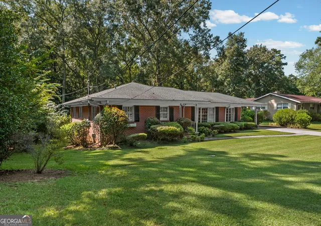 Photo 3 of Single family home for sale at 22 Winfield Dr, Newnan, GA 30263 | MLS# 10850938 | Listing updated on 2026-10-07
