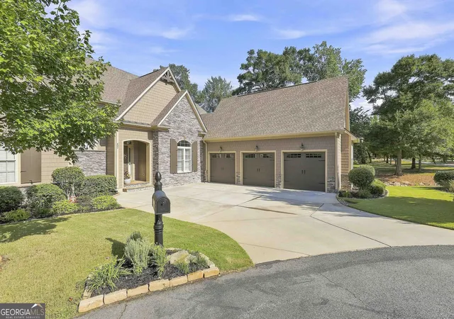 Photo 4 of Sale Pending at 402 Vanderbilt Pkwy, Newnan, GA 30265 | MLS# 10837436 | Listing updated on 2026-09-13