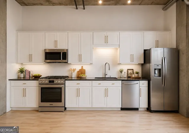 Listing Photo 1 - Condo for sale in building located at 660 Gln Iris Dr NE, Atlanta, GA 30308 - Unit #208