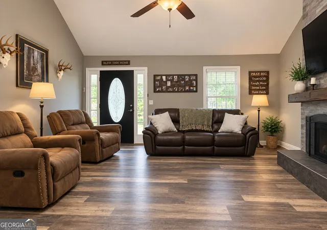 Photo 3 of Single family home for sale at 913 Century Oak Dr, Winder, GA 30680 | MLS# 10847918 | Listing updated on 2026-09-17