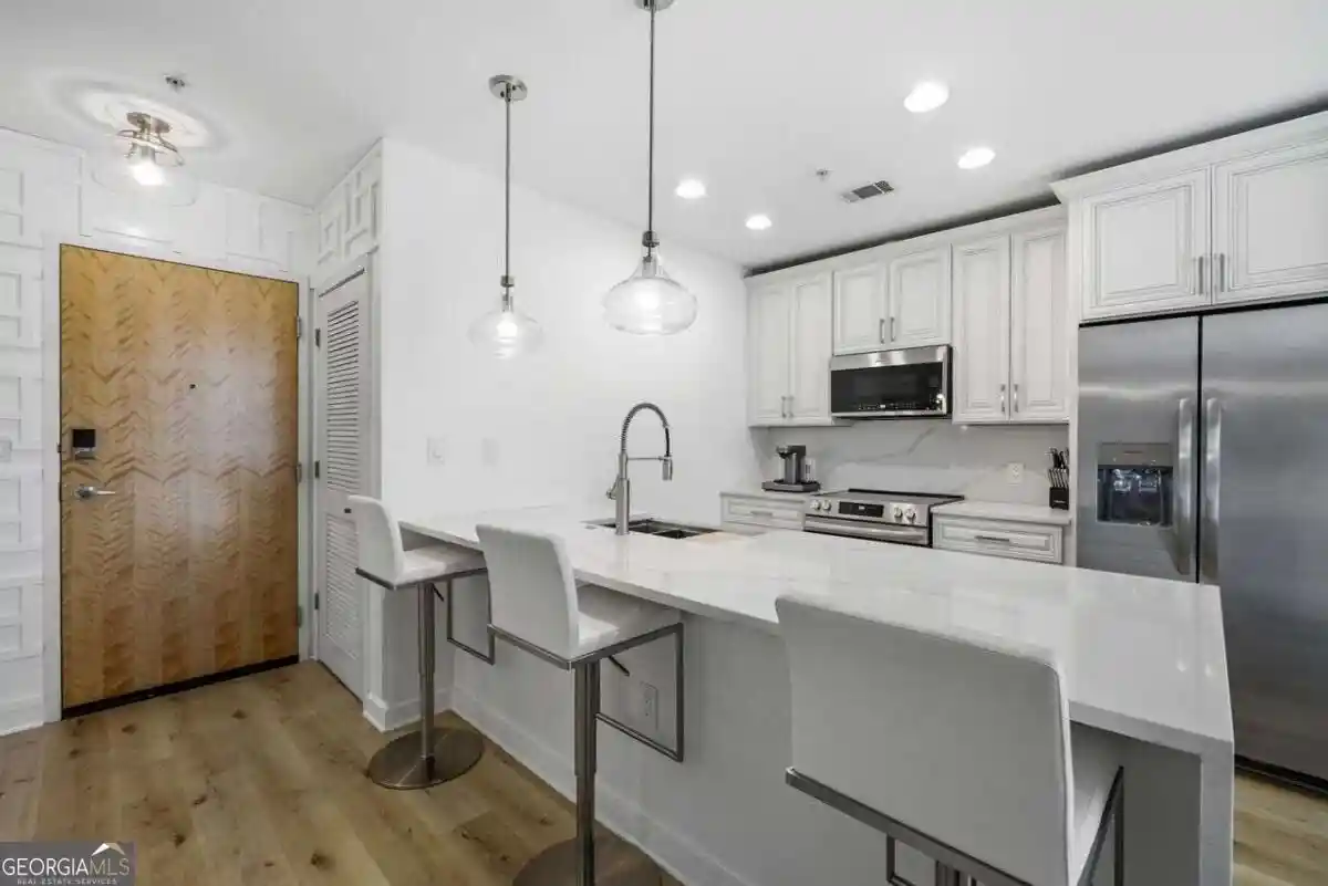 Listing Photo 1 - Condo for sale in 400 W Peachtree St Nw located at 400 W Peachtree St Nw, Atlanta, GA 30308 - Unit #705