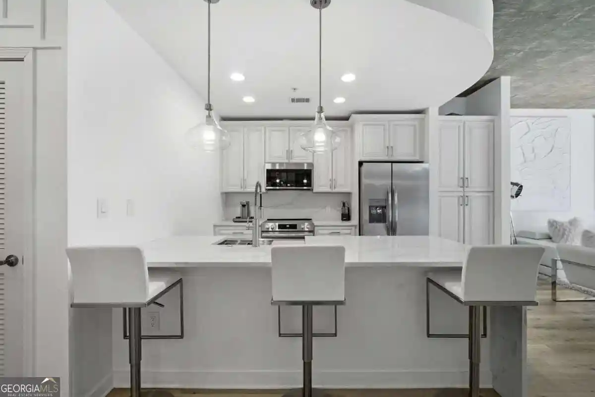 Listing Photo 2 - Condo for sale in 400 W Peachtree St Nw located at 400 W Peachtree St Nw, Atlanta, GA 30308 - Unit #705