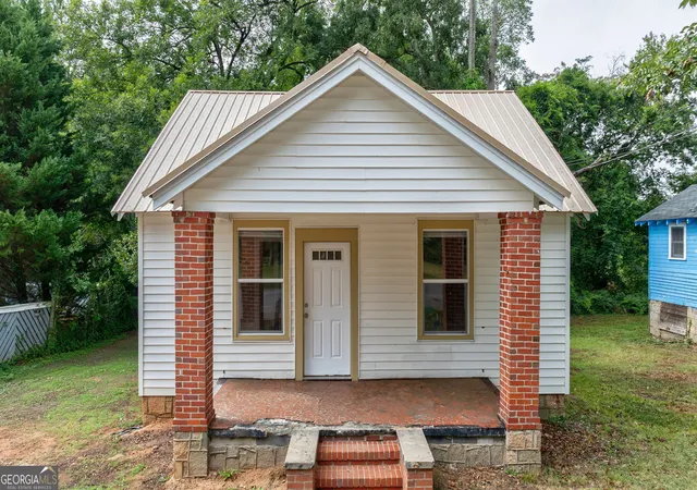 Photo 1 of Sale Pending at 17 Oak St, Elberton, GA 30635 | MLS# 10837905 | Listing updated on 2026-09-17