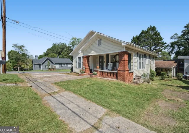 Photo 3 of Single family home for sale at 302 Hampton St, Rockmart, GA 30153 | MLS# 10850649 | Listing updated on 2026-10-06