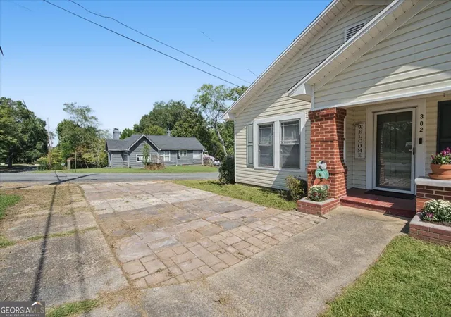 Photo 3 of Single family home for sale at 302 Hampton St, Rockmart, GA 30153 | MLS# 10850649 | Listing updated on 2026-10-06