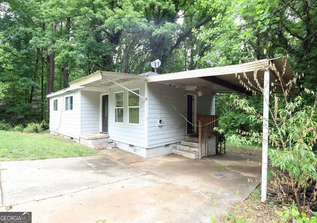 Photo 3 of Sale Pending at 6096 Blackhawk Trl SE, Mableton, GA 30126 | MLS# 10842986 | Listing updated on 2026-10-09