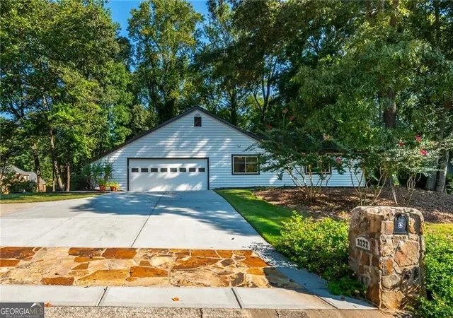 Photo 3 of Single family home for sale at 3222 Turtle Lake Dr SE, Marietta, GA 30067 | MLS# 10850641 | Listing updated on 2026-10-08