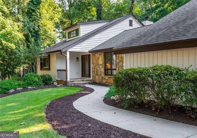 Photo 4 of Single family home for sale at 3222 Turtle Lake Dr SE, Marietta, GA 30067 | MLS# 10850641 | Listing updated on 2026-10-08
