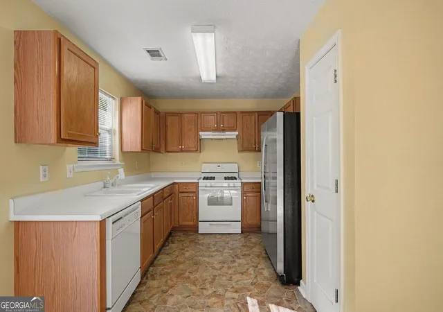 Photo 3 of Single family home for sale at 312 Jasmine Dr, Locust Grove, GA 30248 | MLS# 10852223 | Listing updated on 2026-10-08