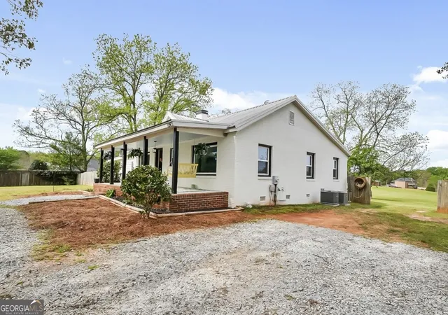 Photo 2 of Single family home for sale at 1015 Sid Hunter Rd, Senoia, GA 30276 | MLS# 10837176 | Listing updated on 2026-09-15