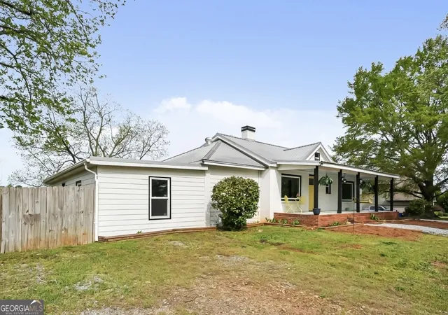 Photo 3 of Single family home for sale at 1015 Sid Hunter Rd, Senoia, GA 30276 | MLS# 10837176 | Listing updated on 2026-09-15