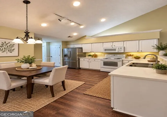Listing Photo 4 - Condo for sale in building located at 1303 Silver Smt Dr SE, Conyers, GA 30094