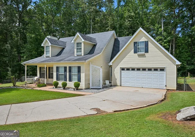 Photo 3 of Single family home for sale at 135 Creekview Dr, Newnan, GA 30263 | MLS# 10828193 | Listing updated on 2026-09-17