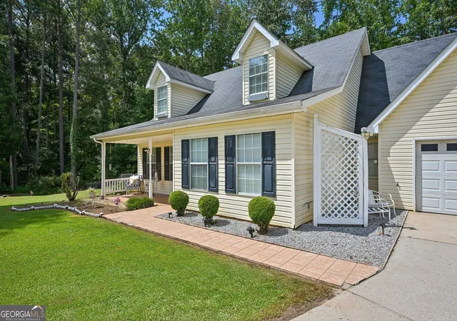 Photo 4 of Single family home for sale at 135 Creekview Dr, Newnan, GA 30263 | MLS# 10828193 | Listing updated on 2026-10-06