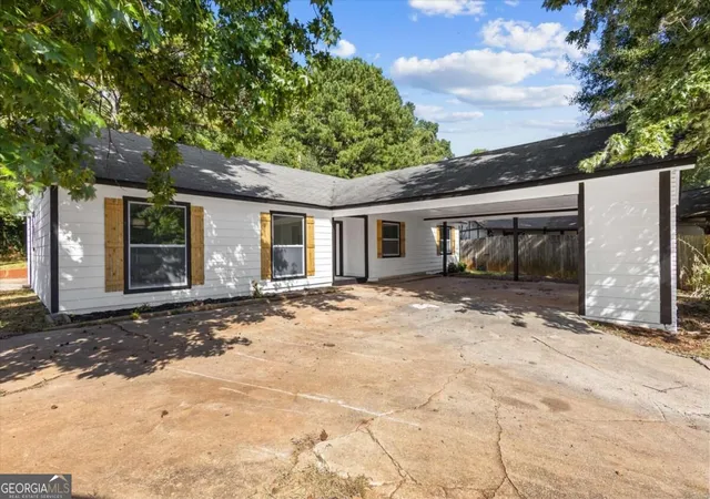 Photo 1 of Single family home for sale at 4424 Carriage Trl, Stone Mountain, GA 30083 | MLS# 10845925 | Listing updated on 2026-09-28