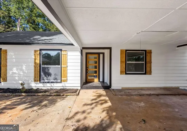 Photo 2 of Single family home for sale at 4424 Carriage Trl, Stone Mountain, GA 30083 | MLS# 10845925 | Listing updated on 2026-09-28