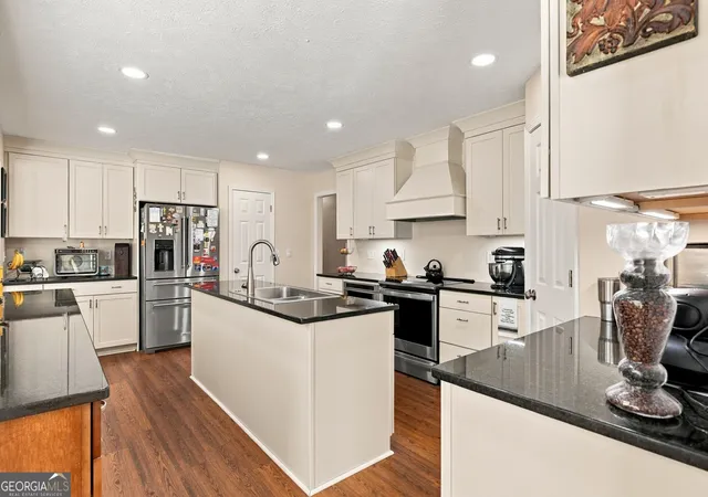 Photo 3 of Single family home for sale at 17 Bennington Dr Nw, Rome, GA 30165 | MLS# 10847524 | Listing updated on 2026-09-30