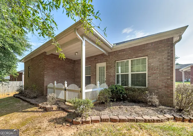 Photo 3 of Single family home for sale at 140 Astilbe Meadow Dr, Locust Grove, GA 30248 | MLS# 10818441 | Listing updated on 2026-10-02