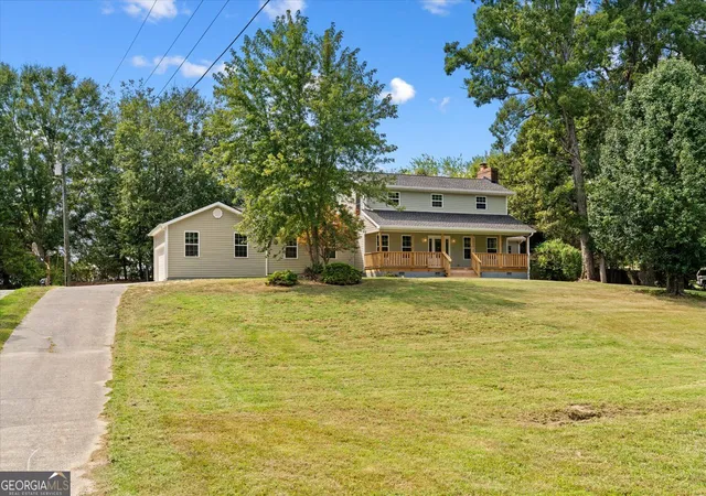 Photo 2 of Single family home for sale at 1421 Thrasher Dr, Dalton, GA 30721 | MLS# 10839989 | Listing updated on 2026-09-28